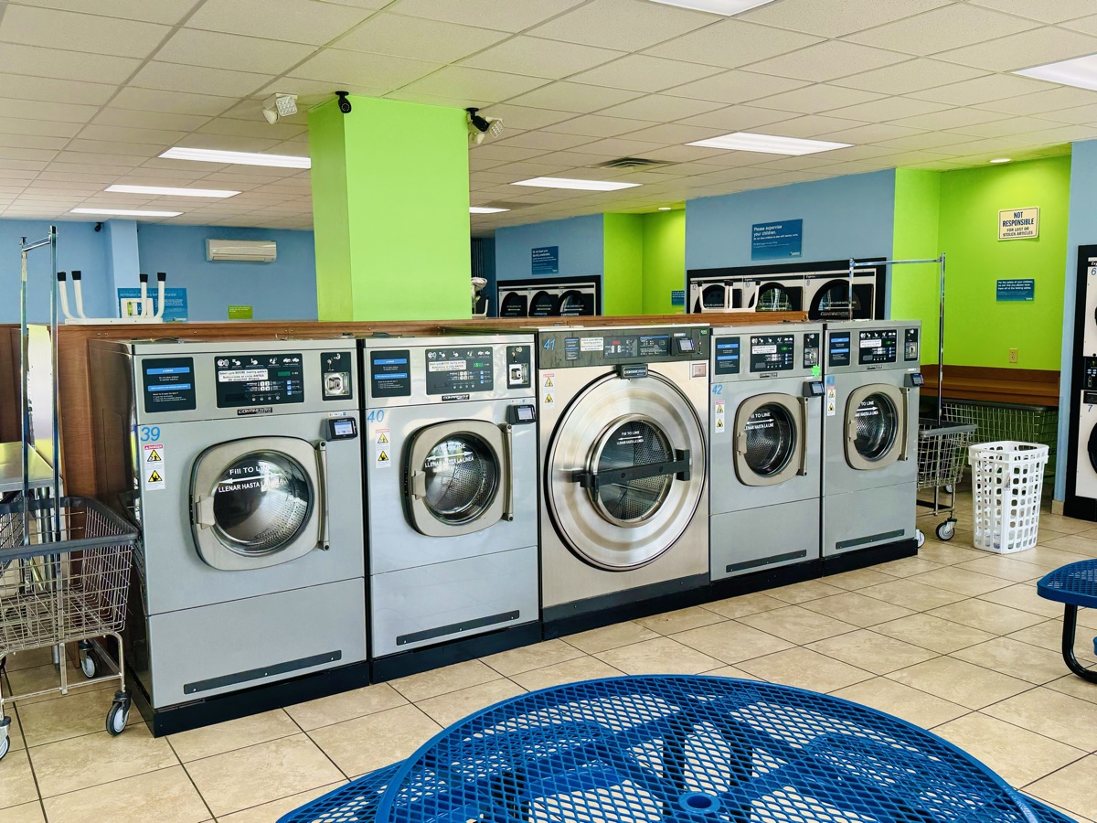 Lavadoras de gran capacidad de 55 y 80 lb que caben un edredón king en Express Laundry Center